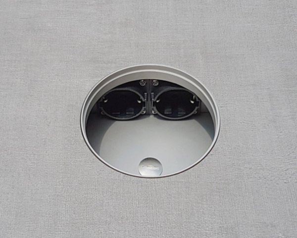 Floor socket for 2-4 x single pole electrical outlets or data connectors, flat execution