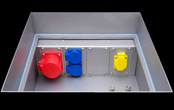 Vloertank type Uchte, voor tot 4 x CEE 32A, uitvoering voor plaveisel in buitenruimtes Vloertank type Uchte, voor tot 4 x CEE 32A, uitvoering voor plaveisel-deksel in zones op het terrein