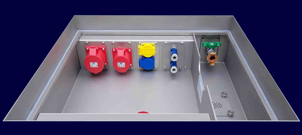 Vloertank type WEEZE, 8 modules M3 tot CEE 32 A, water- en afvalwater RVS-Vloertank type WEEZE, 8 equipment-modules M3 tot CEE 32 A, water- en afvalwater