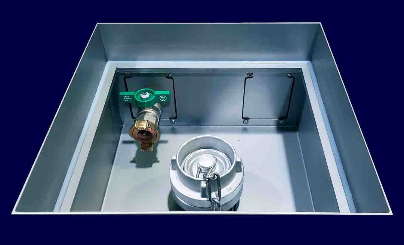 Vloertank type StarConnex TAMM, met wateraansluiting 3/4 inch en Storz 2 inch aansluiting op het riool RVS Vloertank type TAMM, met water-aansluiting 3/4 inch en Storz 2 inch aansluiting op het riool