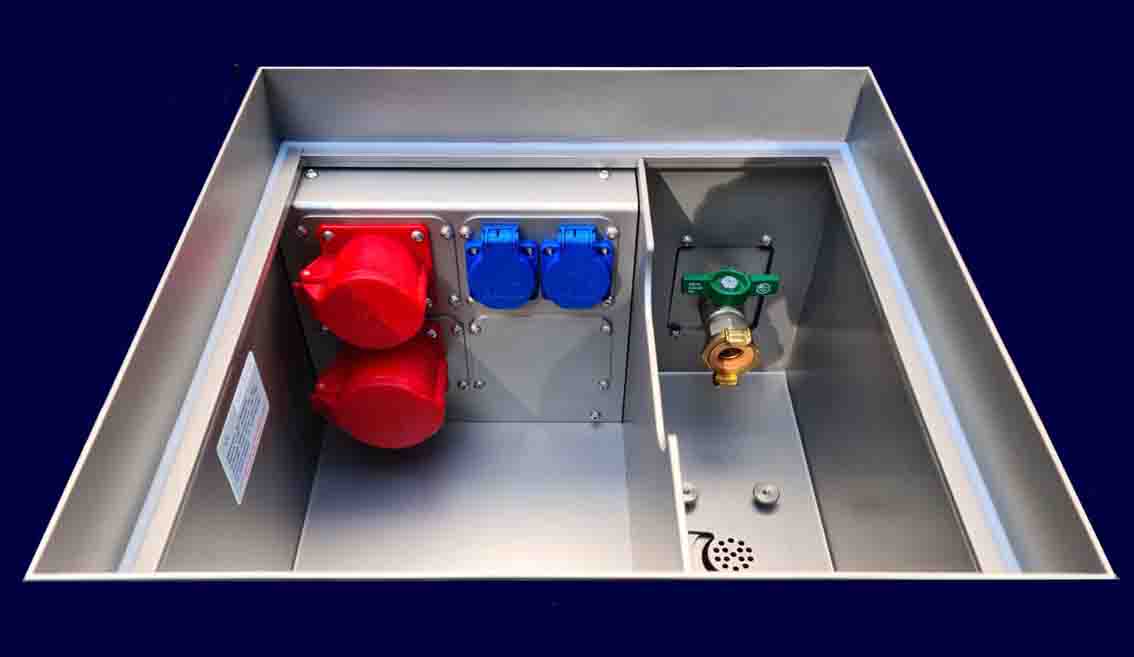 Vloertank type URSBERG, 4 modules elektrisch en apart compartiment voor verdeler of water/afvalwater Vloertank type URSBERG, 4 modules voor stopcontacten en apart compartiment voor verdeler of water/afvalwater