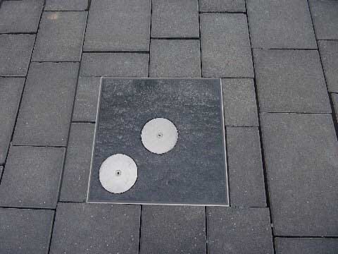 Bodemtank met deksel voor water- en elektriciteitsaansluiting