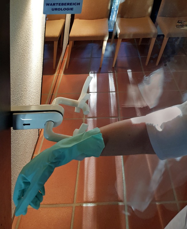 Glastür mit Sicht auf beidseitig montierte Doorcies